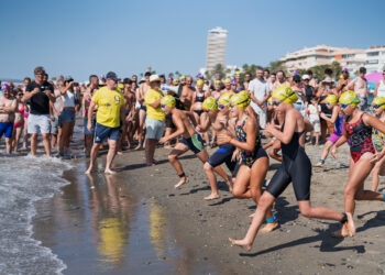 Un total de 218 nadadores participaron el domingo en la IX Travesía a Nado Virgen del Carmen Coronada de Estepona