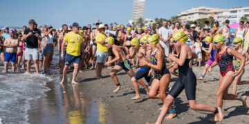 Un total de 218 nadadores participaron el domingo en la IX Travesía a Nado Virgen del Carmen Coronada de Estepona