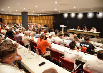 Navarro advierte de que el PP será “un muro de contención” frente al ataque del PSOE a los chiringuitos y al turismo de Málaga