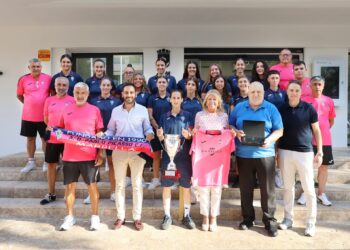 La alcaldesa de Marbella destaca la gran temporada del deporte local con los ascensos del Atlético Marbella Paraíso y del Pablo Picasso Femenino a Tercera RFEF