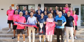 La alcaldesa de Marbella destaca la gran temporada del deporte local con los ascensos del Atlético Marbella Paraíso y del Pablo Picasso Femenino a Tercera RFEF