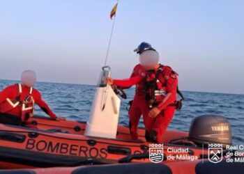 Rescatan a dos personas que iban a la deriva en un kayak hinchable en Málaga