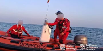 Rescatan a dos personas que iban a la deriva en un kayak hinchable en Málaga