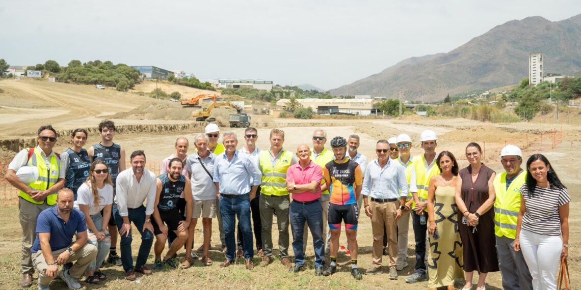 García Urbano coloca la primera piedra en la obra del futuro velódromo