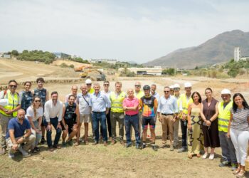 García Urbano coloca la primera piedra en la obra del futuro velódromo