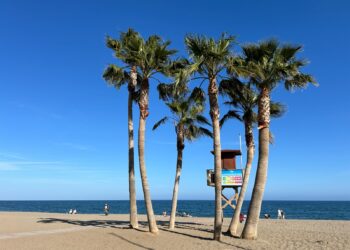 Mijas refuerza el control ambiental de las aguas de arroyos que llegan a las playas y mejora el análisis microbiológico de la arena