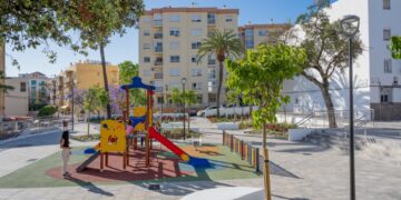 Inaugurada la plaza Manuel Requena ‘Melilla’ como nuevo espacio ciudadano con zonas de juego y áreas de descanso