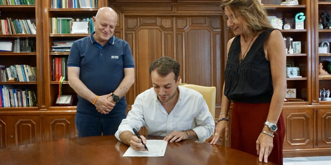 Ana Mata recibe al investigador Carlos Huesa y le traslada oficialmente su nombramiento como Hijo Adoptivo de Mijas