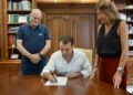 Ana Mata recibe al investigador Carlos Huesa y le traslada oficialmente su nombramiento como Hijo Adoptivo de Mijas