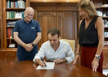 Ana Mata recibe al investigador Carlos Huesa y le traslada oficialmente su nombramiento como Hijo Adoptivo de Mijas
