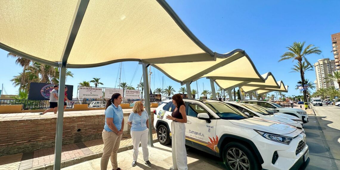 El Ayuntamiento de Fuengirola culmina la instalación de zonas de sombra en paradas de taxi para impulsar la sostenibilidad turística