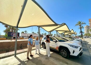 El Ayuntamiento de Fuengirola culmina la instalación de zonas de sombra en paradas de taxi para impulsar la sostenibilidad turística