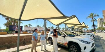 El Ayuntamiento de Fuengirola culmina la instalación de zonas de sombra en paradas de taxi para impulsar la sostenibilidad turística
