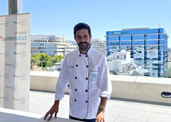 El chef Iván Cerdeño acerca la alta cocina saludable a pacientes, profesionales y visitantes del Hospital Quirónsalud Marbella
