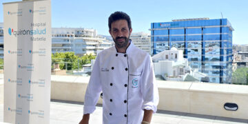 El chef Iván Cerdeño acerca la alta cocina saludable a pacientes, profesionales y visitantes del Hospital Quirónsalud Marbella