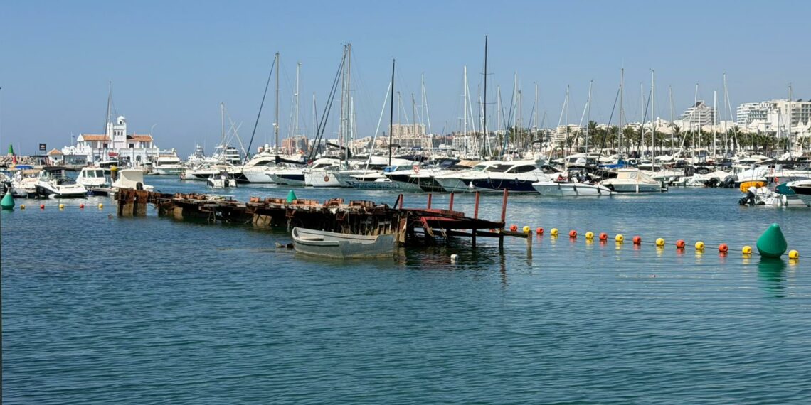 El Puerto Deportivo de Benalmádena avanza en el desguace del Willow con una actuación de alta complejidad técnica para su retirada definitiva