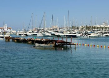 El Puerto Deportivo de Benalmádena avanza en el desguace del Willow con una actuación de alta complejidad técnica para su retirada definitiva