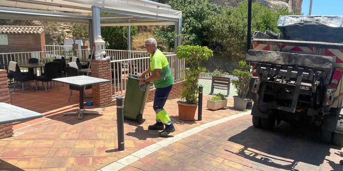 Benalmádena vuelve a contar este verano con el servicio puerta a puerta de recogida de vidrio en comercios y establecimientos hosteleros