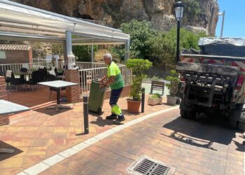 Benalmádena vuelve a contar este verano con el servicio puerta a puerta de recogida de vidrio en comercios y establecimientos hosteleros