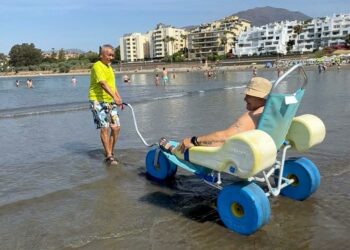 Estepona inicia una nueva edición del  programa de baños asistidos para personas con movilidad reducida y discapacidad