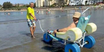 Estepona inicia una nueva edición del  programa de baños asistidos para personas con movilidad reducida y discapacidad