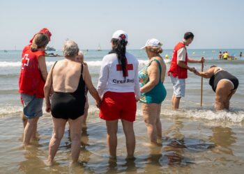 Benalmádena refuerza su compromiso con la inclusión con el programa ‘Disfruta la Playa’ para personas con diversidad funcional