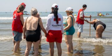 Benalmádena refuerza su compromiso con la inclusión con el programa ‘Disfruta la Playa’ para personas con diversidad funcional