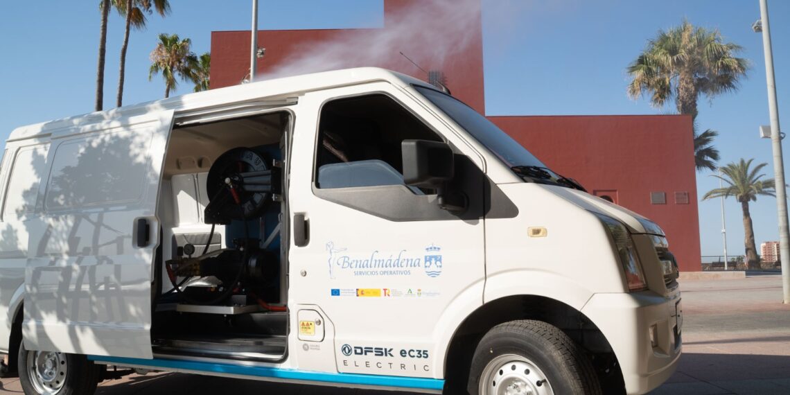 Benalmádena incorpora otras tres hidrolimpiadoras eléctricas para reforzar la limpieza viaria y reducir la contaminación acústica