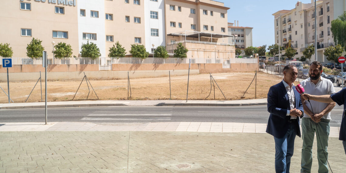 Habilitadas medio centenar de nuevas plazas de aparcamiento en la zona de Miramar-Carola y atiende una demanda vecinal