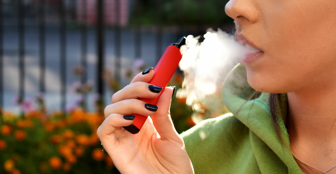 El Gobierno endurece la ley antitabaco: adiós al humo en playas y veto al consumo de tabaco y ‘vapers’ por menores