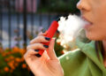 El Gobierno endurece la ley antitabaco: adiós al humo en playas y veto al consumo de tabaco y ‘vapers’ por menores