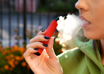 El Gobierno endurece la ley antitabaco: adiós al humo en playas y veto al consumo de tabaco y ‘vapers’ por menores