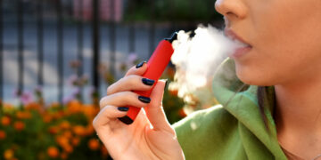 El Gobierno endurece la ley antitabaco: adiós al humo en playas y veto al consumo de tabaco y ‘vapers’ por menores