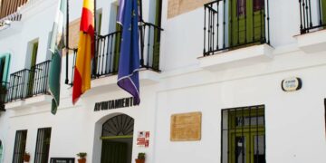 El alcalde de Frigiliana y varios concejales deberán comparecer en el juzgado tras el registro en el Ayuntamiento