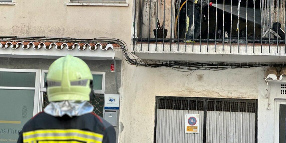 Un incendio salvaje en Fuengirola obliga a desalojar a 40 personas y deja un herido