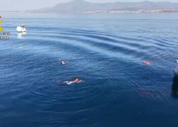 Rescatados dos pescadores en Marbella que se vieron arrastrados por la corriente en alta mar
