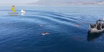 Rescatados dos pescadores en Marbella que se vieron arrastrados por la corriente en alta mar