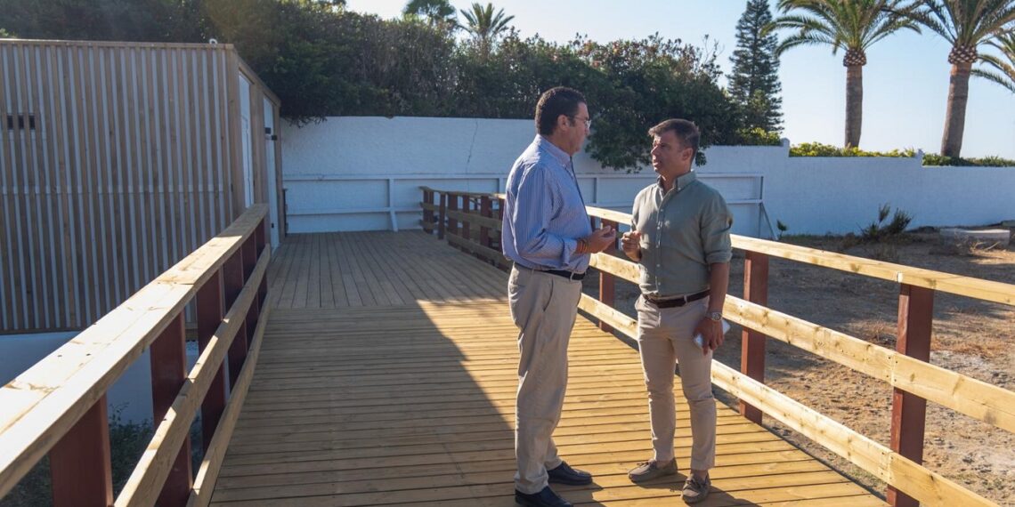 Completado el tramo de la senda litoral en Bahía Marbella con la colocación de una pasarela de 30 metros