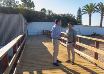 Completado el tramo de la senda litoral en Bahía Marbella con la colocación de una pasarela de 30 metros