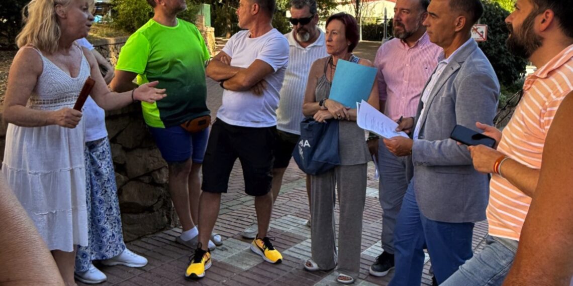 Lara mantiene un encuentro con los vecinos de Carranque para abordar actuaciones y proyectos en marcha