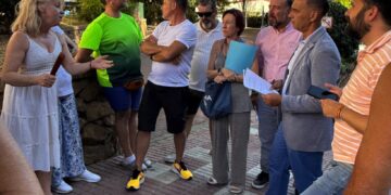 Lara mantiene un encuentro con los vecinos de Carranque para abordar actuaciones y proyectos en marcha