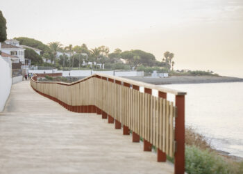 Estepona licita la instalación de 138 farolas solares en siete zonas del corredor litoral