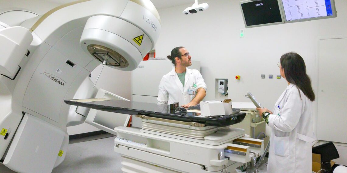 El Hospital Regional de Málaga incorpora un acelerador que reduce sesiones de radioterapia
