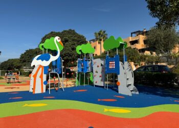 Estepona destina casi 850.000 euros a la renovación de 14 parques infantiles del casco urbano y el extrarradio