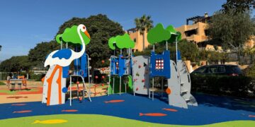 Estepona destina casi 850.000 euros a la renovación de 14 parques infantiles del casco urbano y el extrarradio