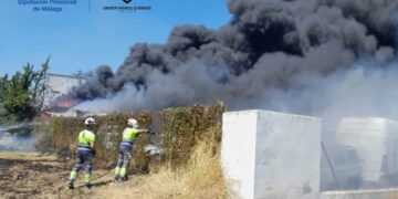 El taller mecánico ‘Pagamenos’ de Estepona, arrasado por un incendio que se originó en un contenedor
