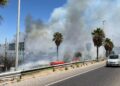 Un incendio en Estepona provoca el alejamiento preventivo de 70 personas y un corte de carril en la A-7