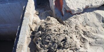Acosol continúa trabajando para resolver la incidencia que mantiene cerrada la Playa de El Bombo en Mijas