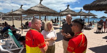 Cerca de 8.000 usuarios han pasado este verano por alguna de las playas para personas con movilidad reducida de Fuengirola