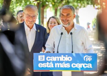 Bendodo contrapone el impulso del Ayuntamiento de Málaga a viviendas con «el bloqueo eléctrico» del Gobierno
